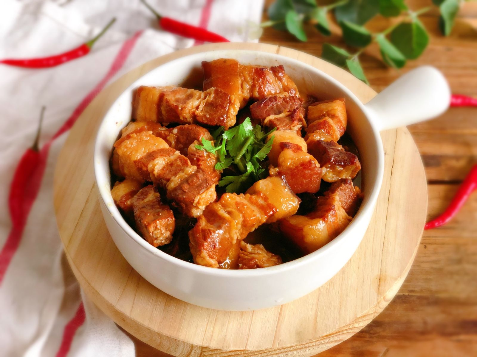 Trung bình trong 100g thịt kho tàu có lượng calo khoảng 250 - 520 kcal Trung bình trong 100g thịt kho tàu có lượng calo khoảng 250 - 520 kcal